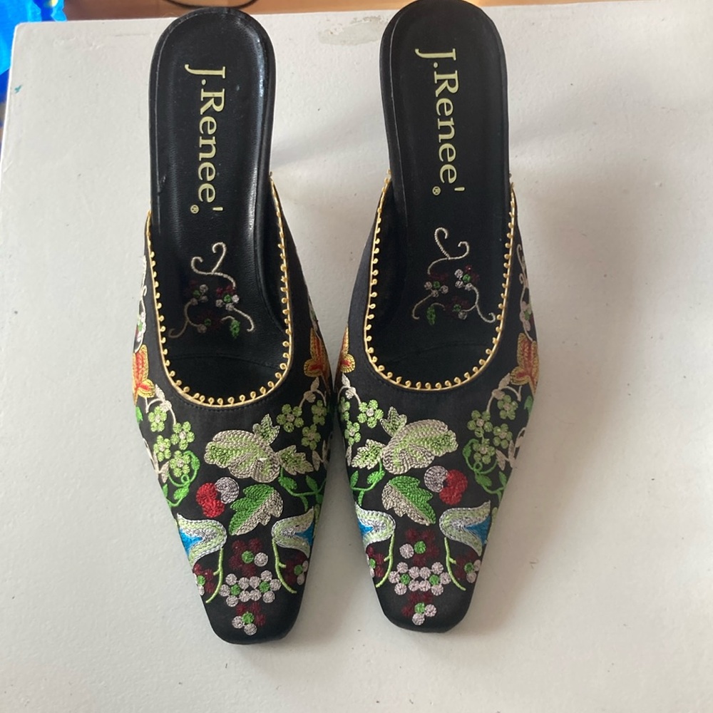 Beautifully detailed j Renee heels embroidered details